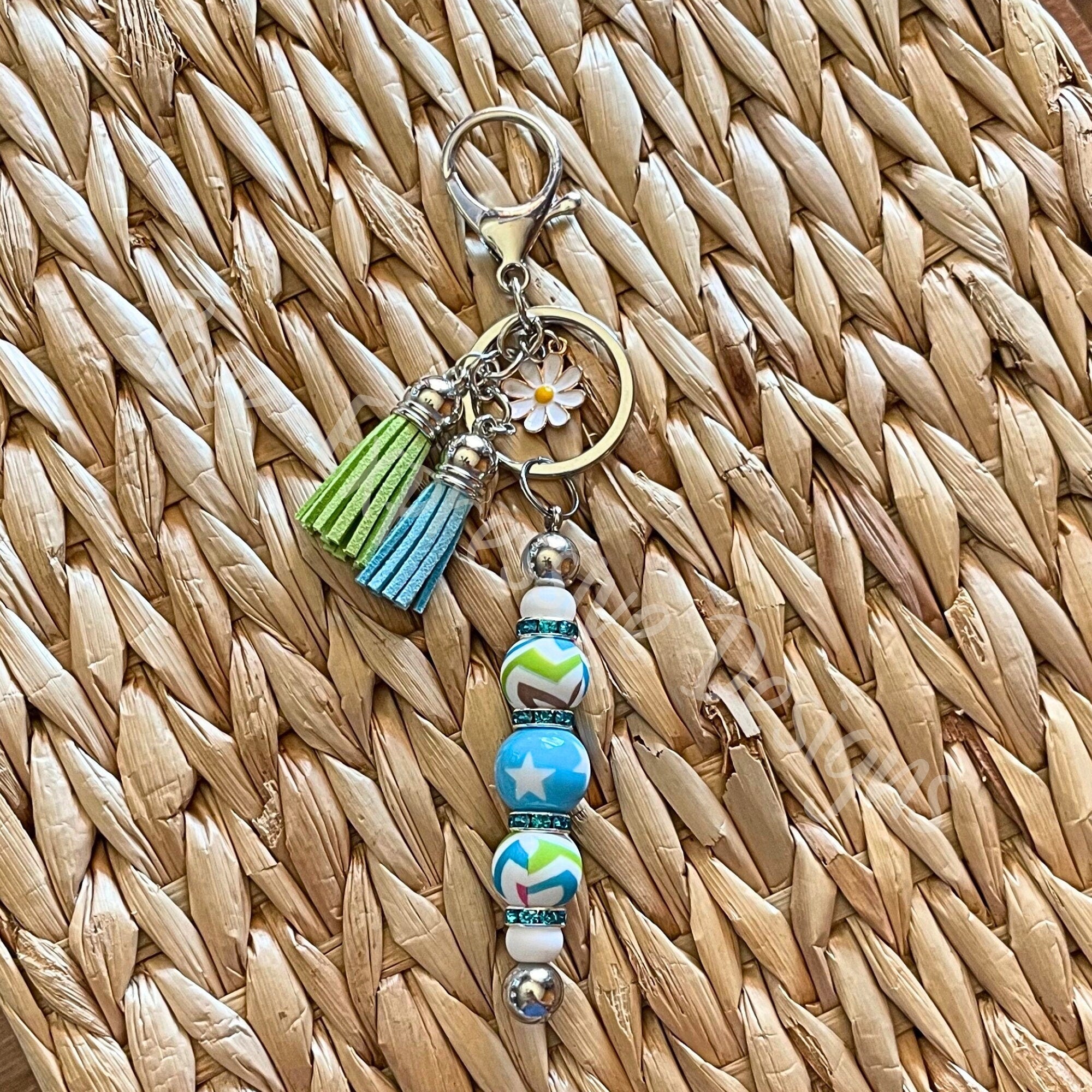 Beautiful, and colorful, handmade silicone keychain! Acrylic bead, lobster clasp, metal keychain, interchangeable, rhinestones, daisy charm