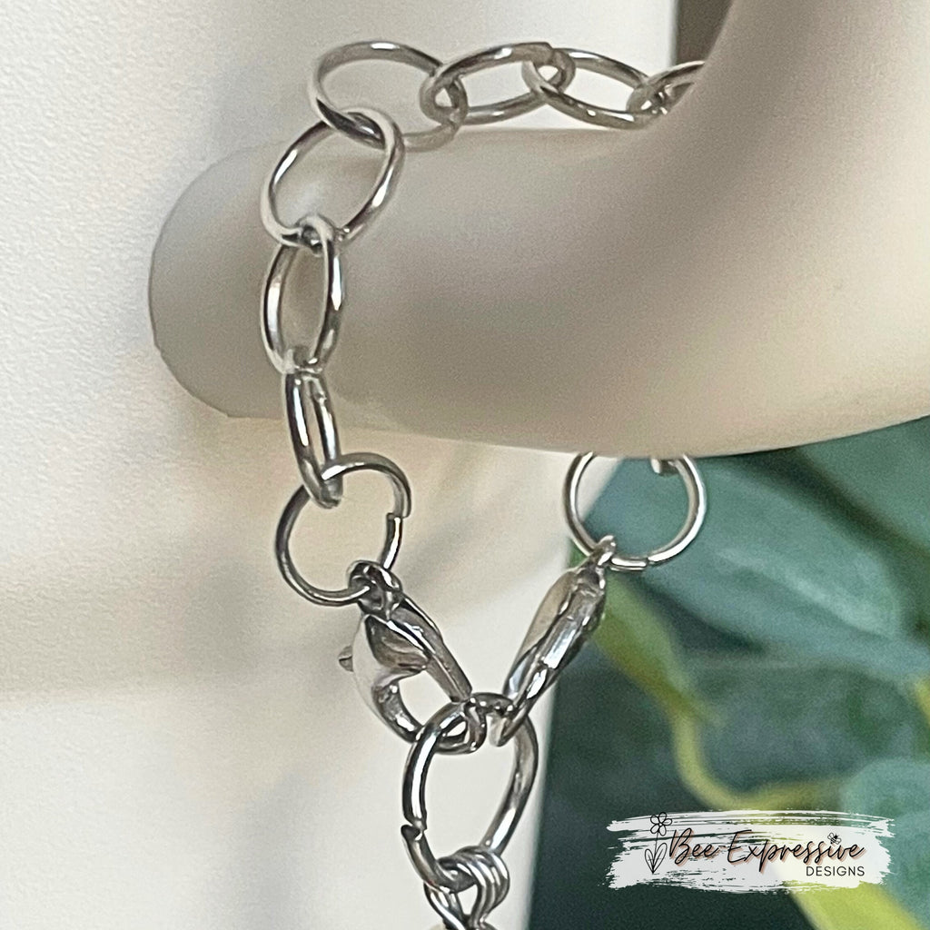 Handmade and fun, tumbler glass bumble bee charm chain! Acrylic beads, rhinestone spacers, beaded tassel with daisy flower charm!