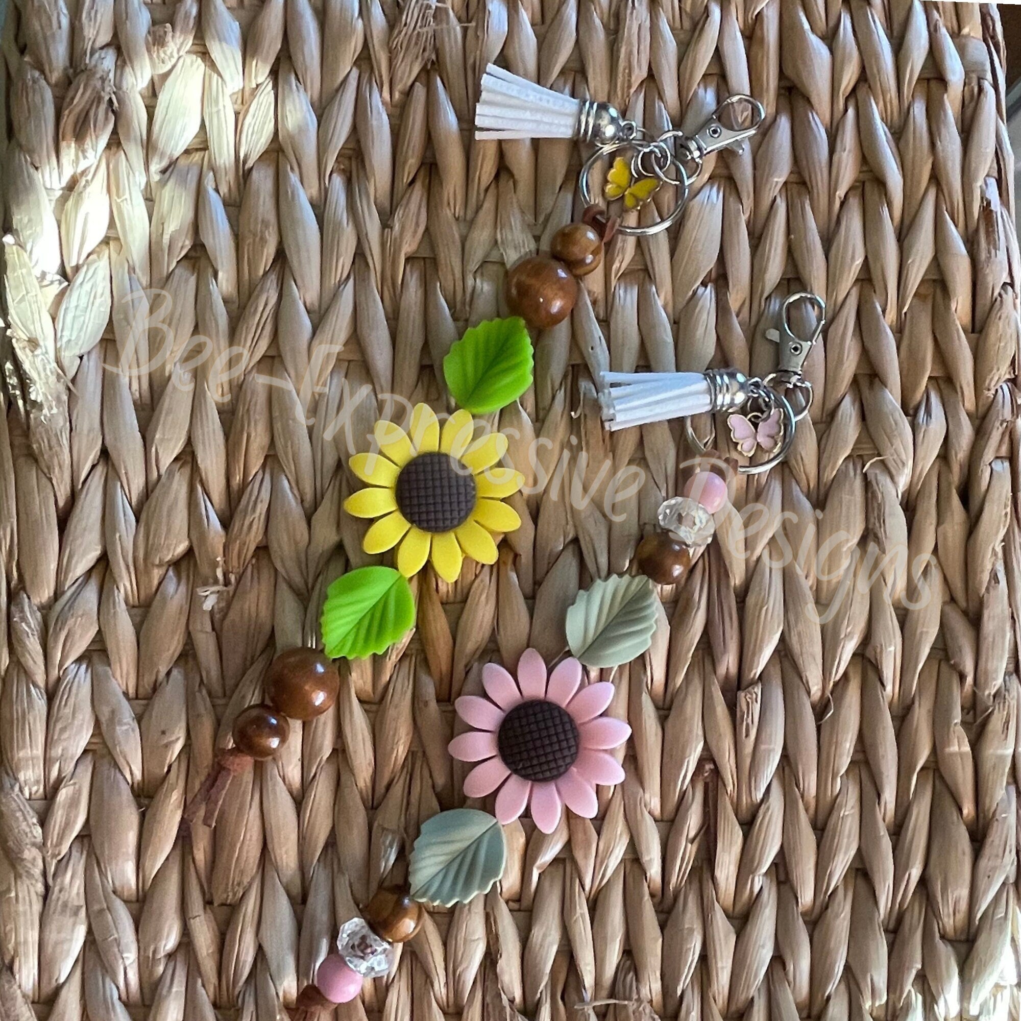 Beautiful handmade DAISY floral keychains!  Made with wood and acrylic beads, a silicone DAISY flower and leaves!